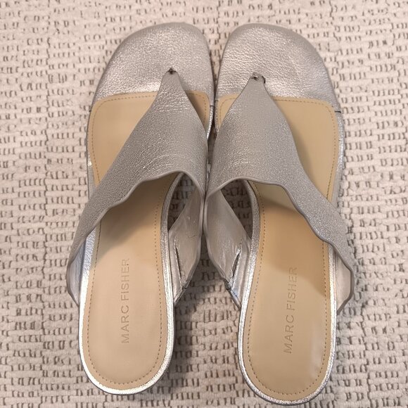 Marc Fisher 'Veva' women's silver metallic scallop edge thong sandals sz 10 M - Picture 3 of 13